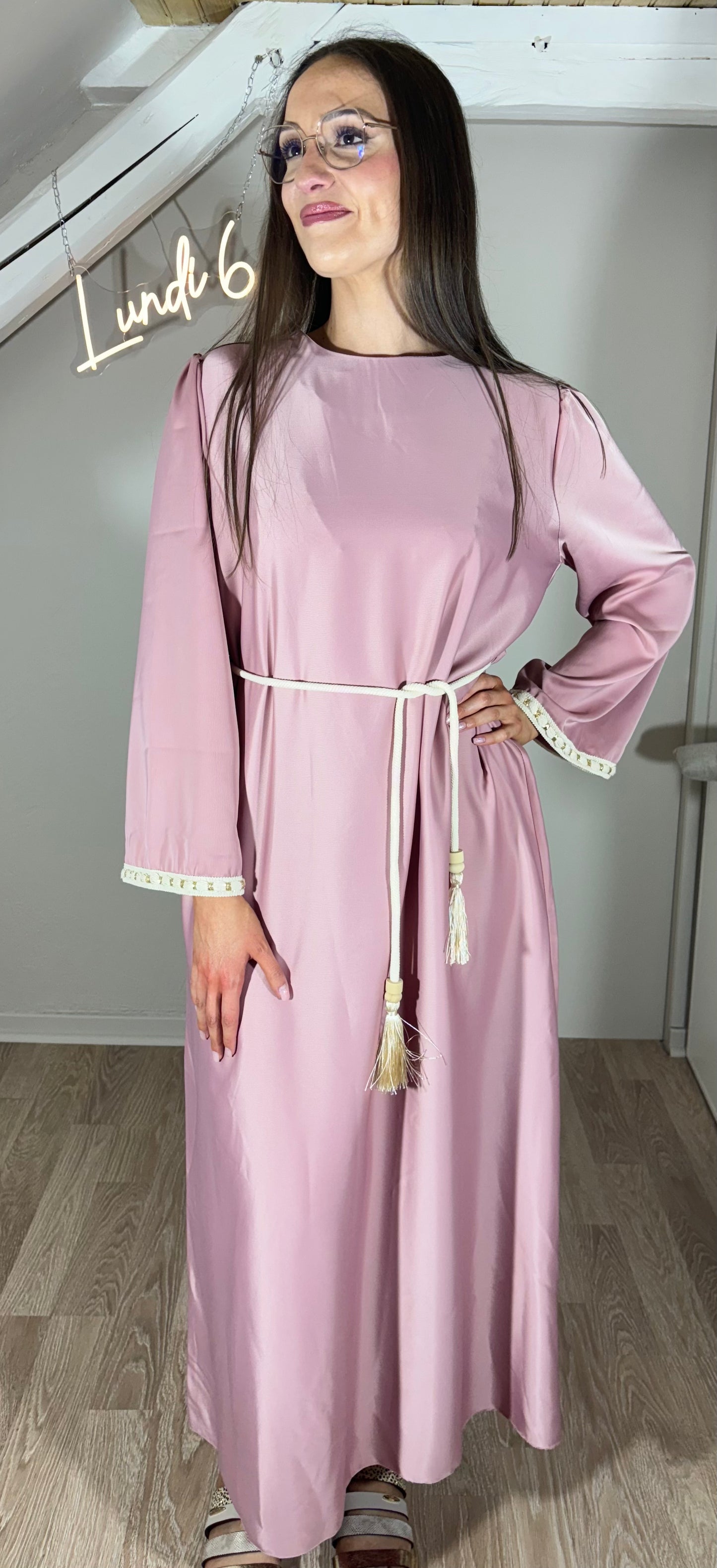 Abaya satinée avec ceinture vieux rose ou beige