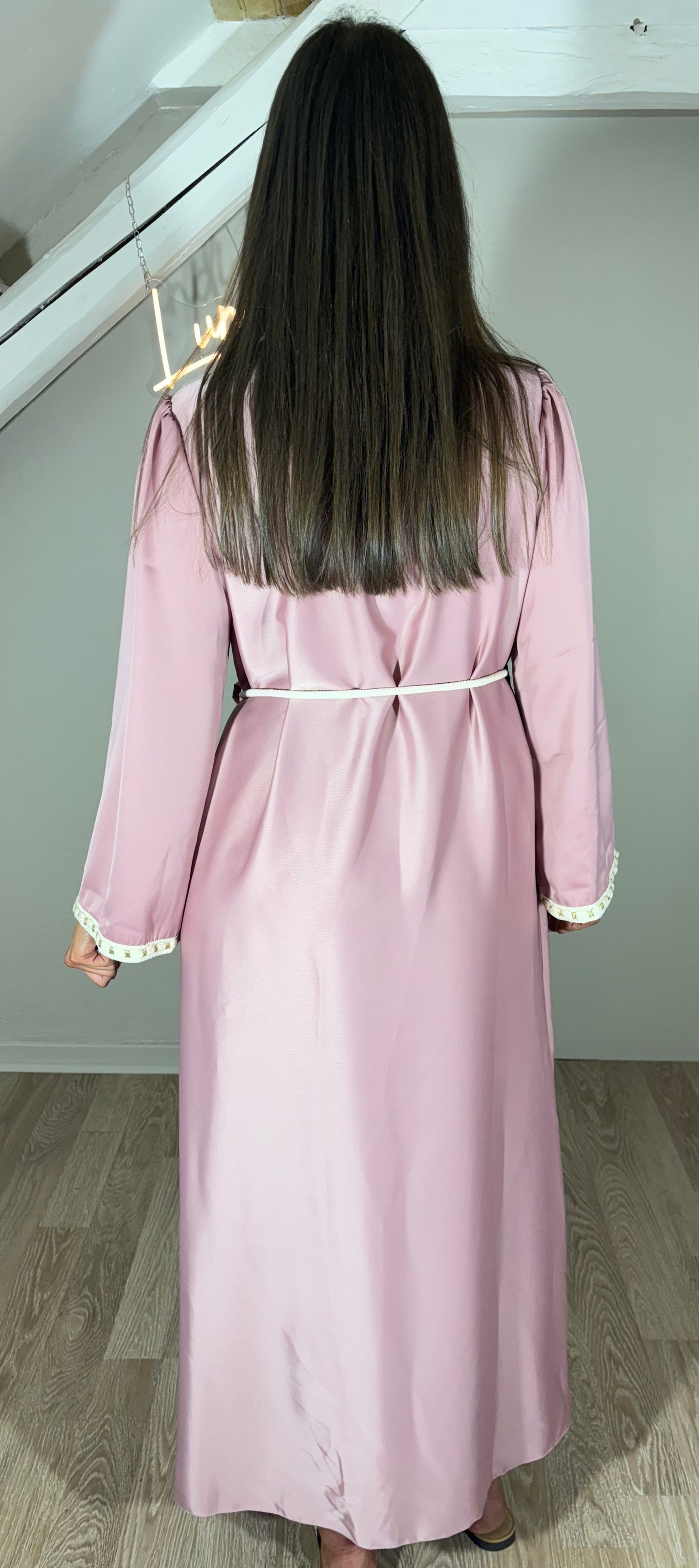 Abaya satinée avec ceinture vieux rose ou beige