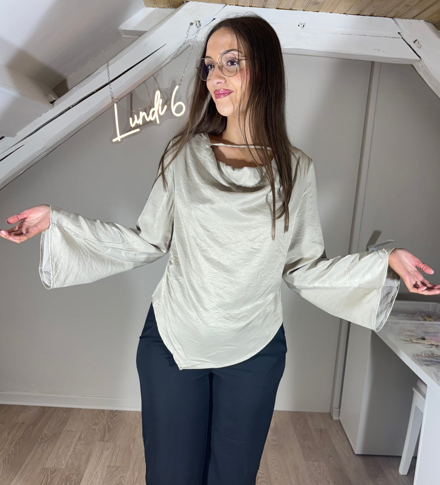 Blouse satinée bleu fumée ou taupe