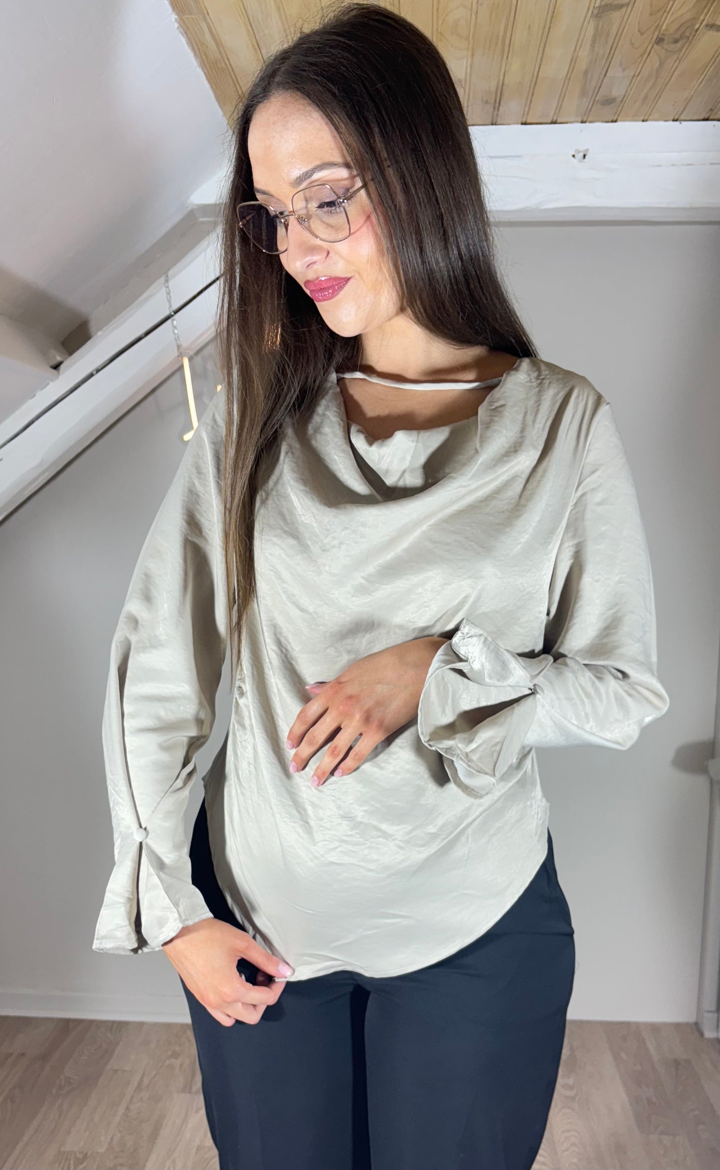 Blouse satinée bleu fumée ou taupe