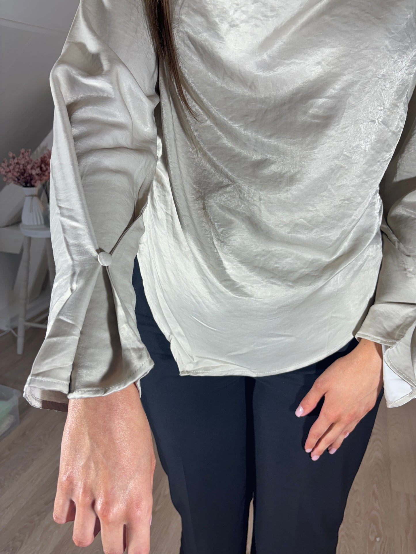 Blouse satinée bleu fumée ou taupe