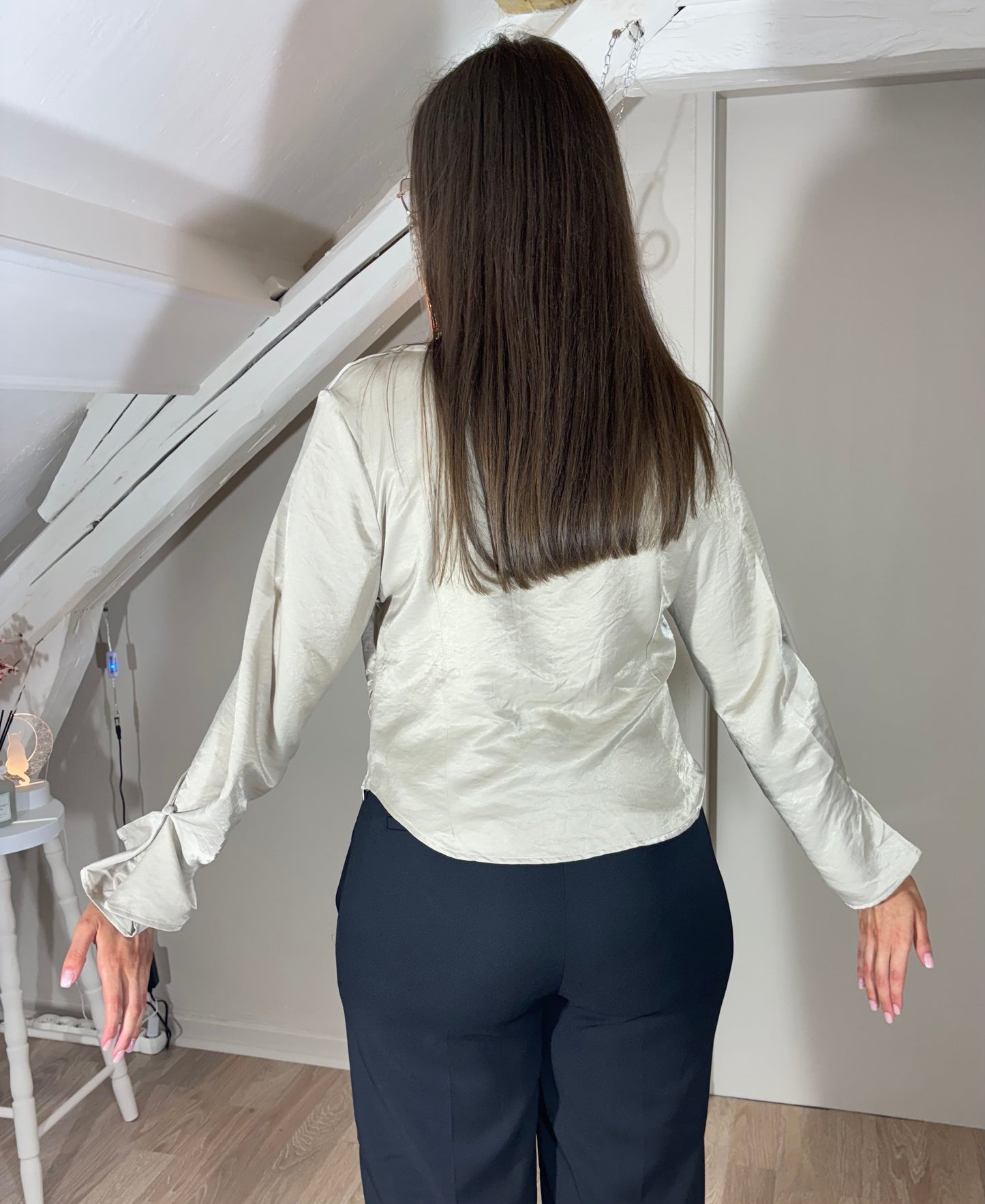 Blouse satinée bleu fumée ou taupe