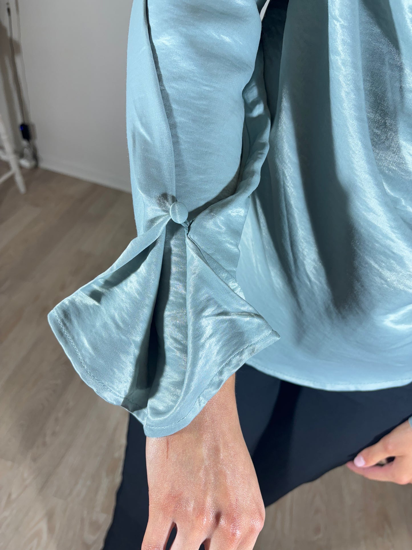 Blouse satinée bleu fumée ou taupe