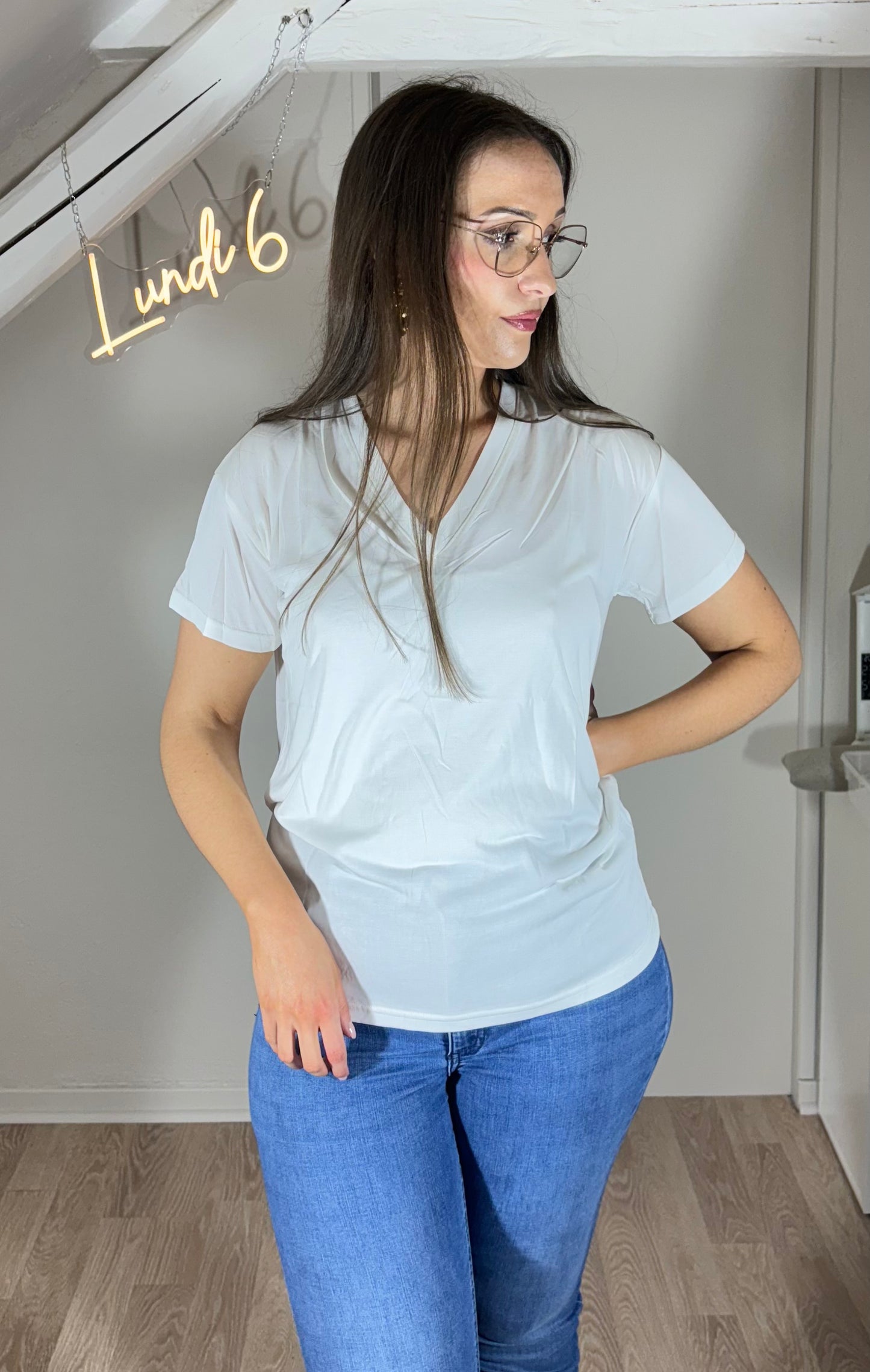 Tee-shirt col V blanc, marron ou noir