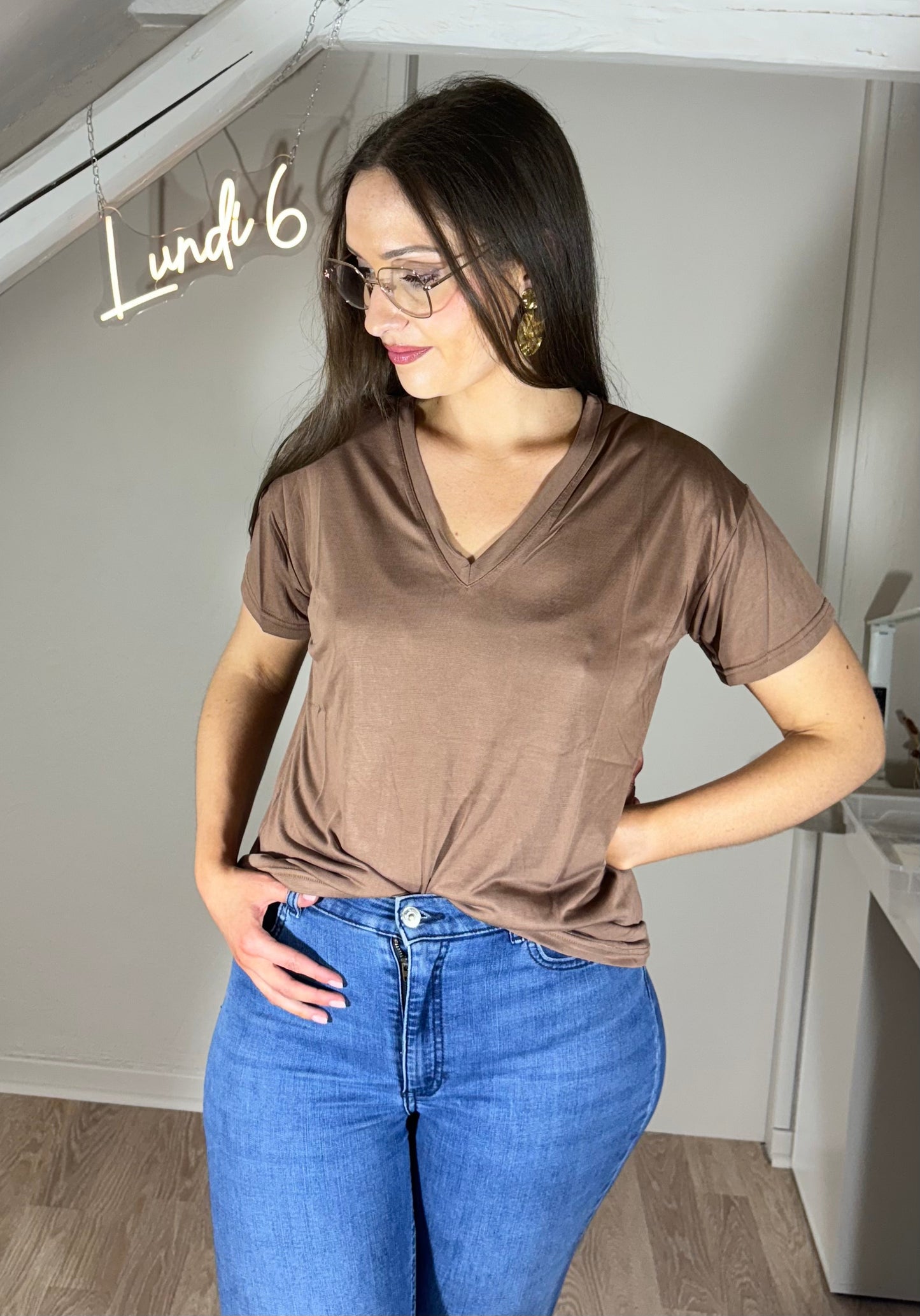 Tee-shirt col V blanc, marron ou noir