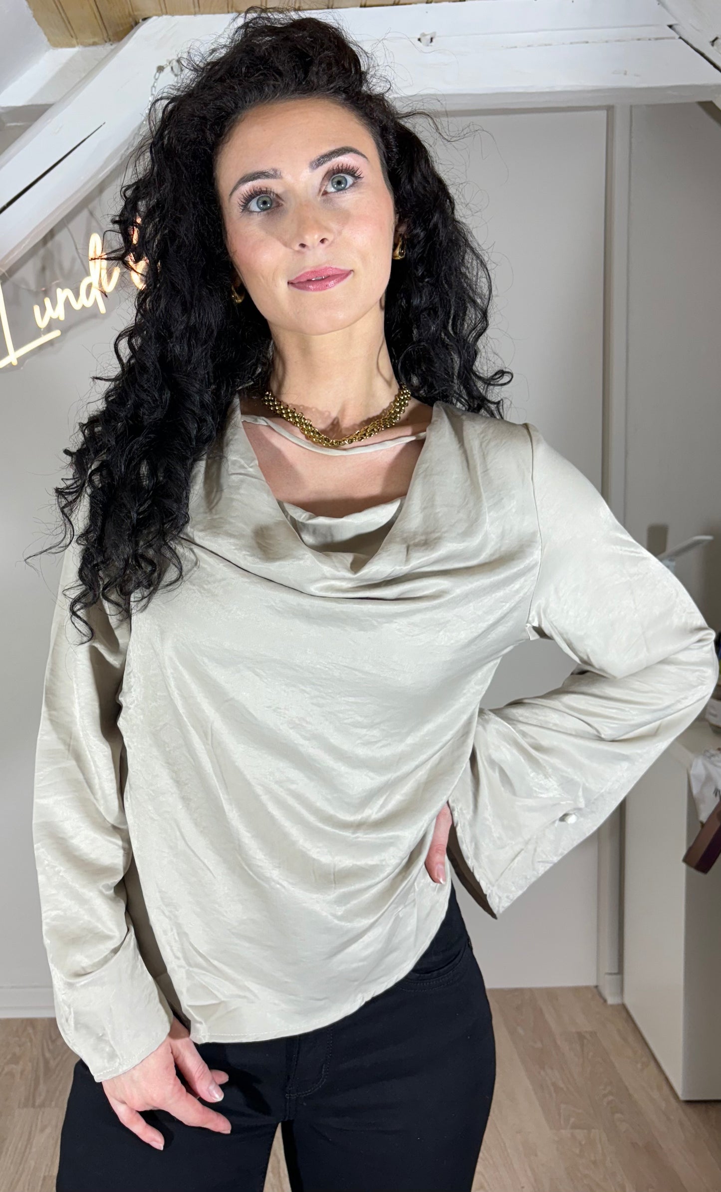 Blouse satinée bleu fumée ou taupe