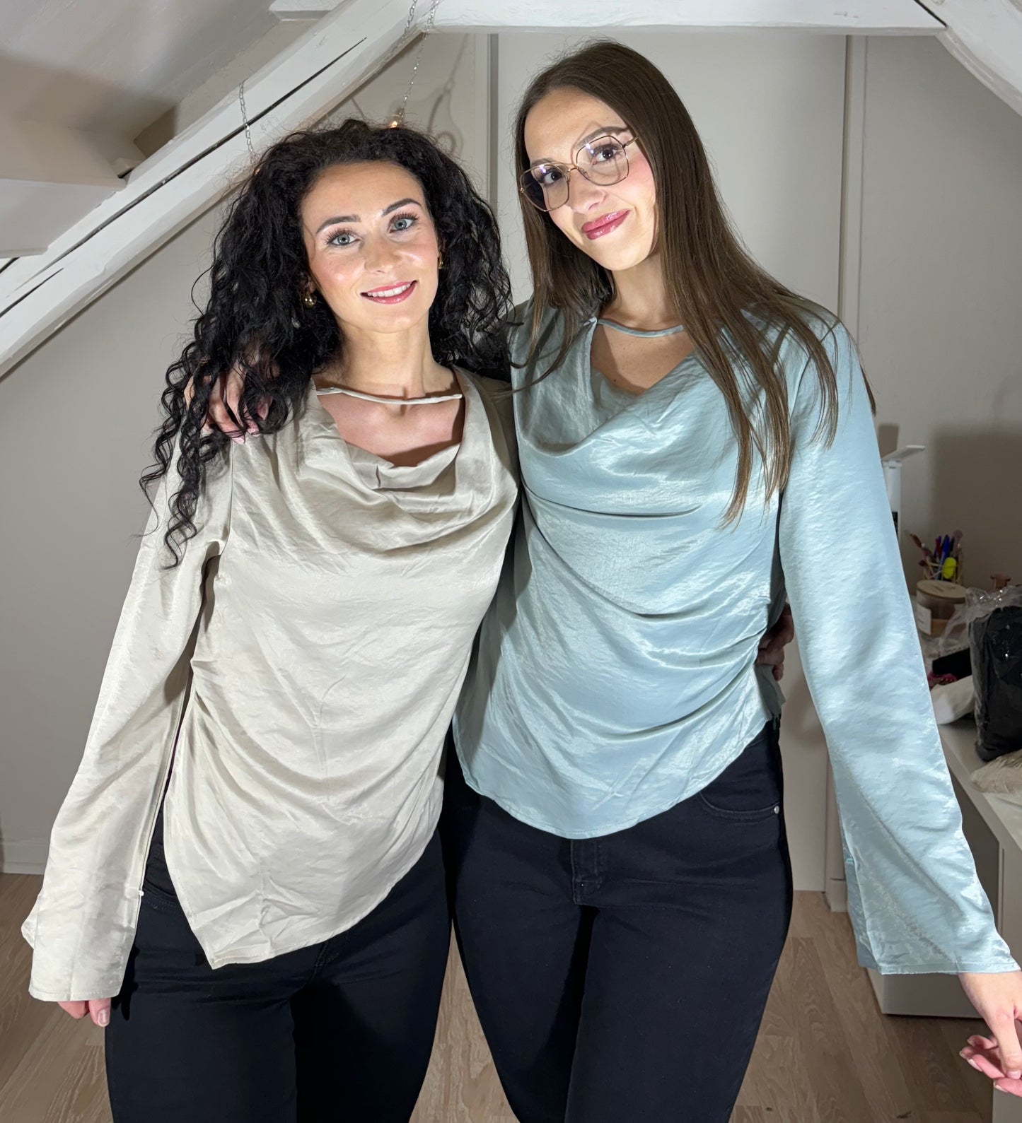 Blouse satinée bleu fumée ou taupe