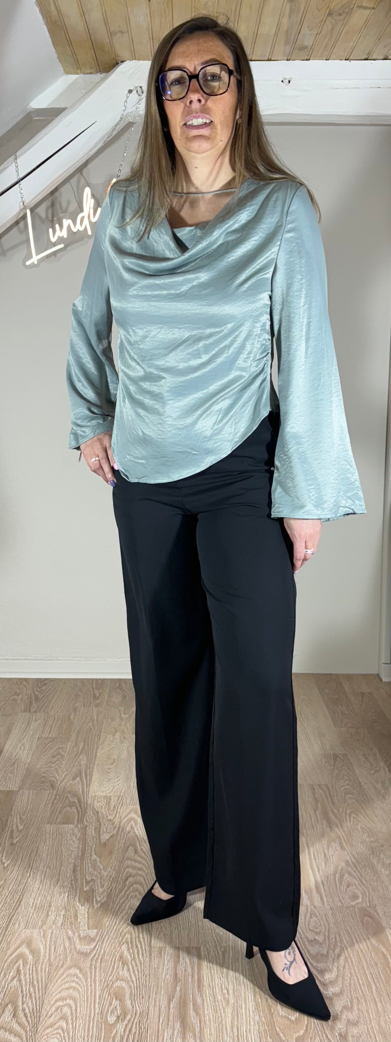 Blouse satinée bleu fumée ou taupe