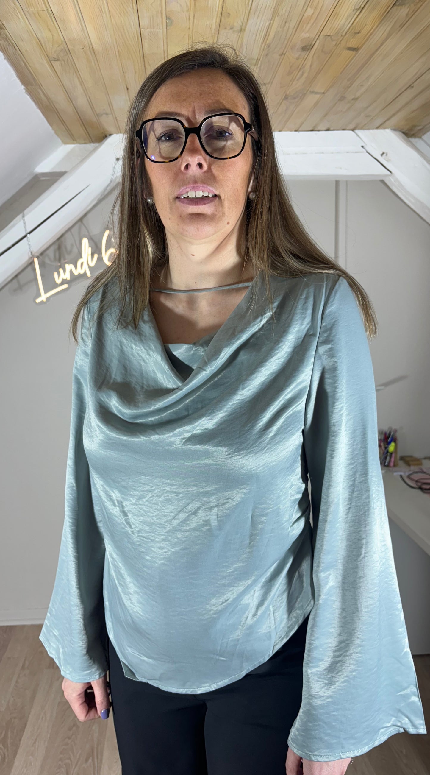 Blouse satinée bleu fumée ou taupe