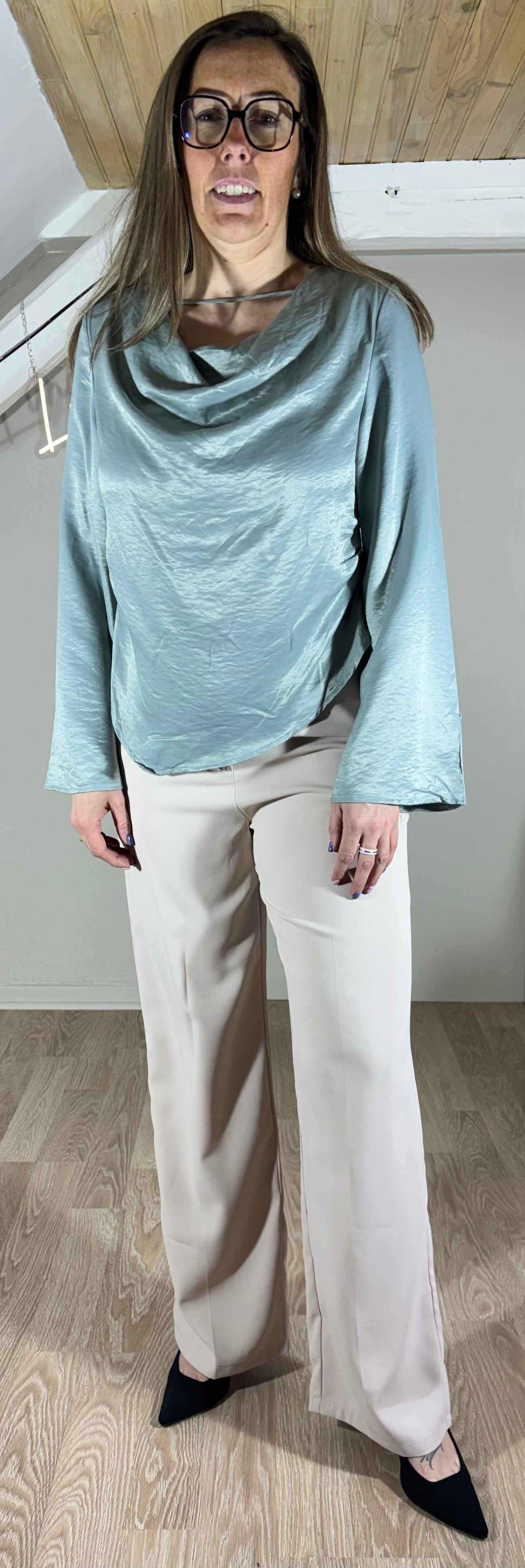 Blouse satinée bleu fumée ou taupe