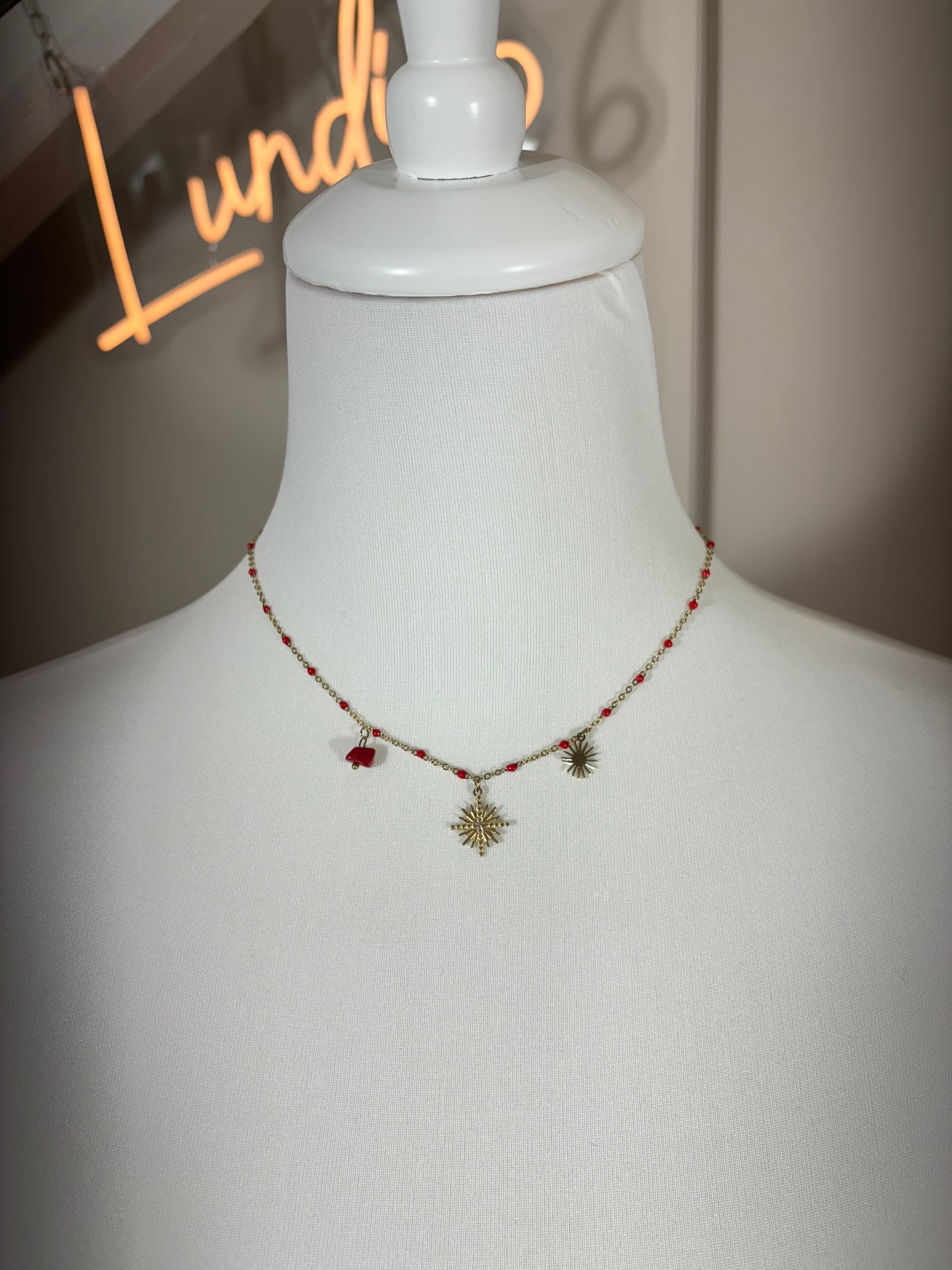 Collier soleil pierres rouges