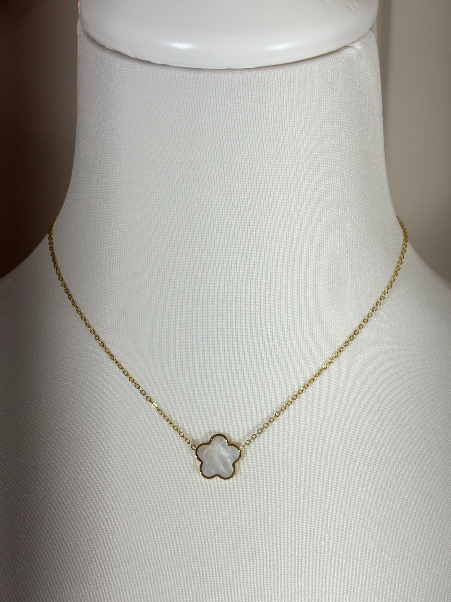 Collier fleur blanche nacrée