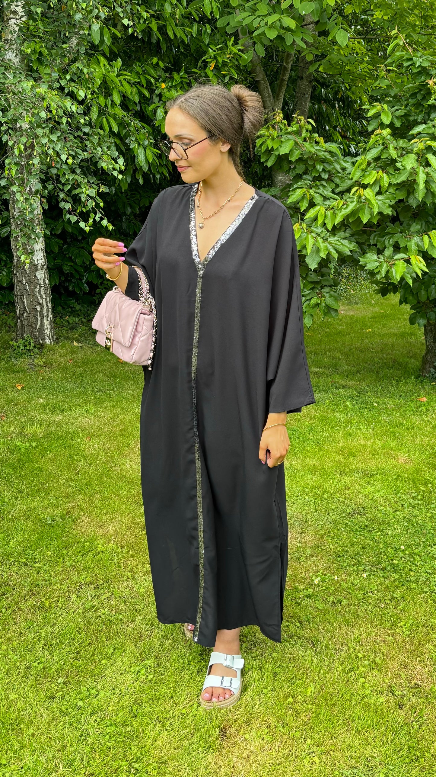 Abaya liseré argent, noire ou vert olive clair